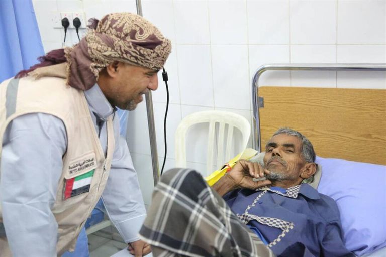 مساعدات غذائية لمرضى السرطان والمصابين بالفشل الكلوي بالمكلا