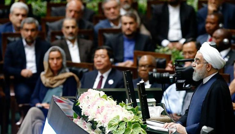 الرئيس الإيراني حسن روحاني يلقي خطابا أثناء حفل تنصيبه في طهران