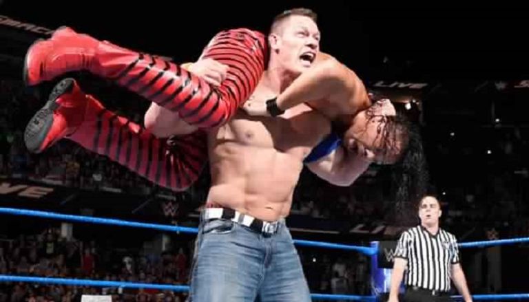 جون سينا يرفع يد شينسكي ناكامورا معلنا فوزه