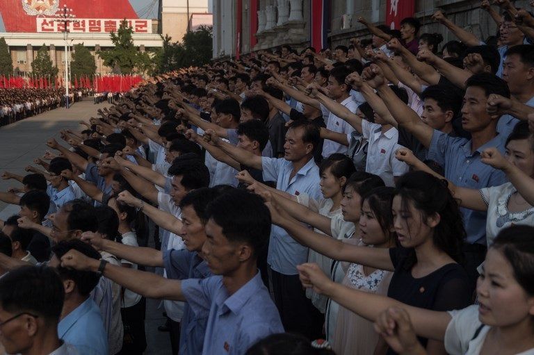 الآلاف من الكوريين الشماليين احتشدوا دعما لبلادهم (أ.ف.ب)