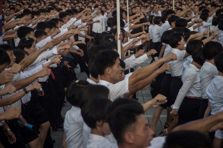 الآلاف من الكوريين الشماليين احتشدوا دعما لبلادهم (أ.ف.ب)