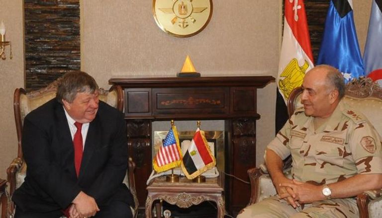 القائد العسكري المصري محمود حجازي وبيتر بودي سفير أمريكا لدى ليبيا