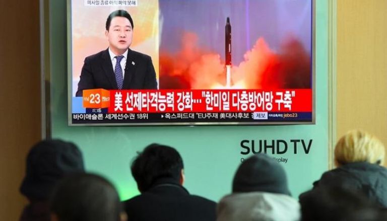 مشاهدون يتابعون إعلان كوريا الشمالية عن تجربة صاروخية جديدة (أ.ف.ب)