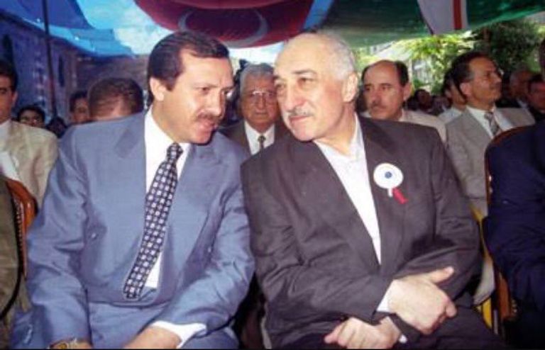 كولن وأردوغان خلال تحالفهما القديم مظاهرة لمعارضين يطالبون بوقف الاعتقالات (أ.ف.ب)