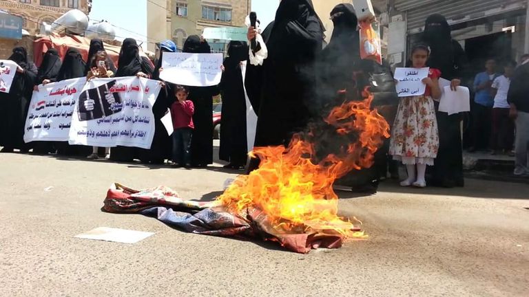 وقفة لأمهات المختطفين في سجون مليشيا الحوثي وصالح