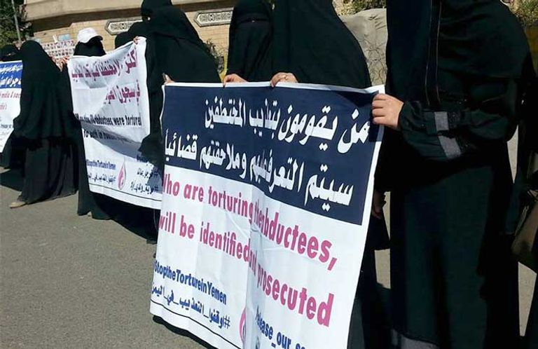 وقفة لأمهات المختطفين في سجون مليشيا الحوثي وصالح