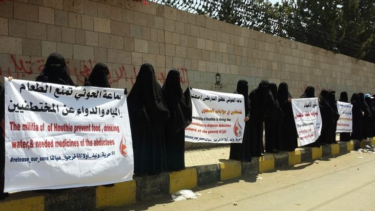 وقفة لأمهات المختطفين في سجون مليشيا الحوثي وصالح