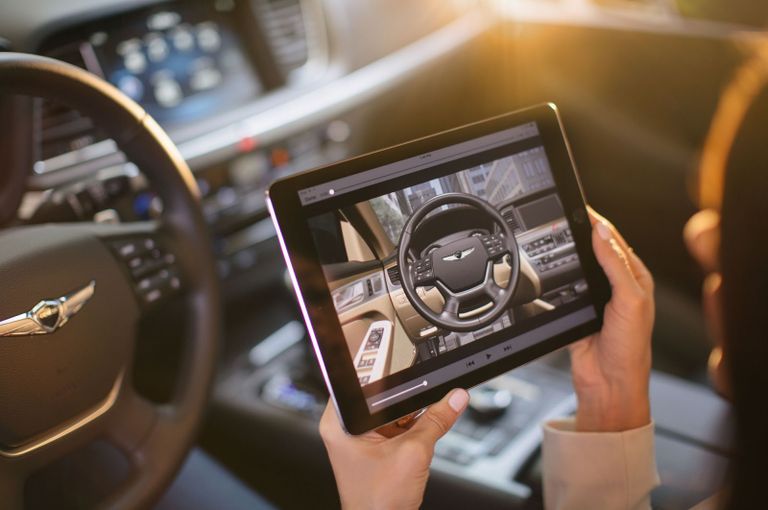 تطبيق لـ هيونداي جينيسيس يكشف تفاصيل السيارة بالكامل