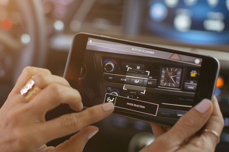 تطبيق لـ هيونداي جينيسيس يكشف تفاصيل السيارة بالكامل