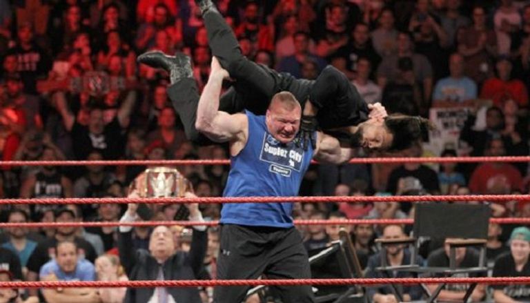 بروك ليسنر يقوم بحركة "سوبلكس" ضد ذا ميز