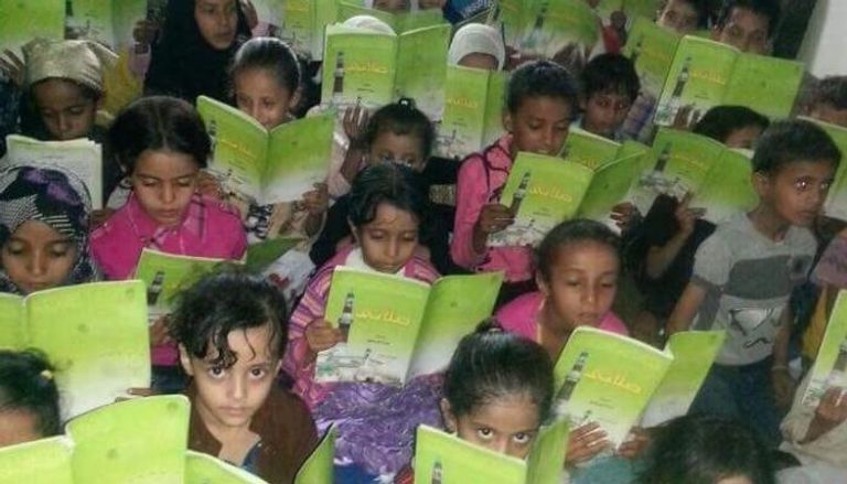 الأطفال يحفظون كتب الحوثي الطائفية الموالية لإيران