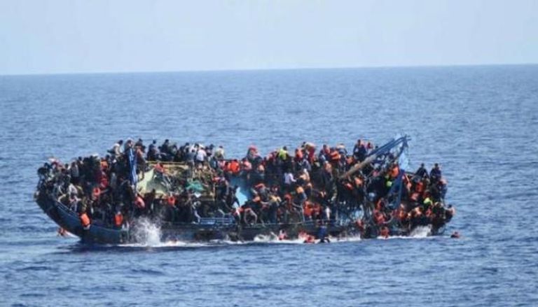 مهاجرون في قارب بالبحر المتوسط - صورة أرشيفية