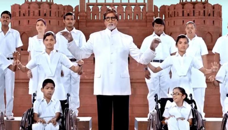 بالفيديو.. أميتاب باتشان يشارك أطفالا صما وبكما أداء النشيد الوطني 