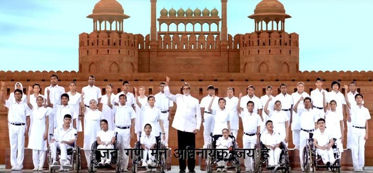 بالفيديو.. أميتاب باتشان يشارك أطفالا صما وبكما أداء النشيد الوطني 