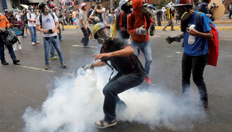 اشتباكات بين معارضي الرئيس مادورو والشرطة - رويترز
