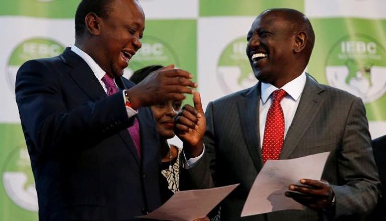 الرئيس الكيني أوهورو كينياتا على اليسار عقب الفوز بالانتخابات