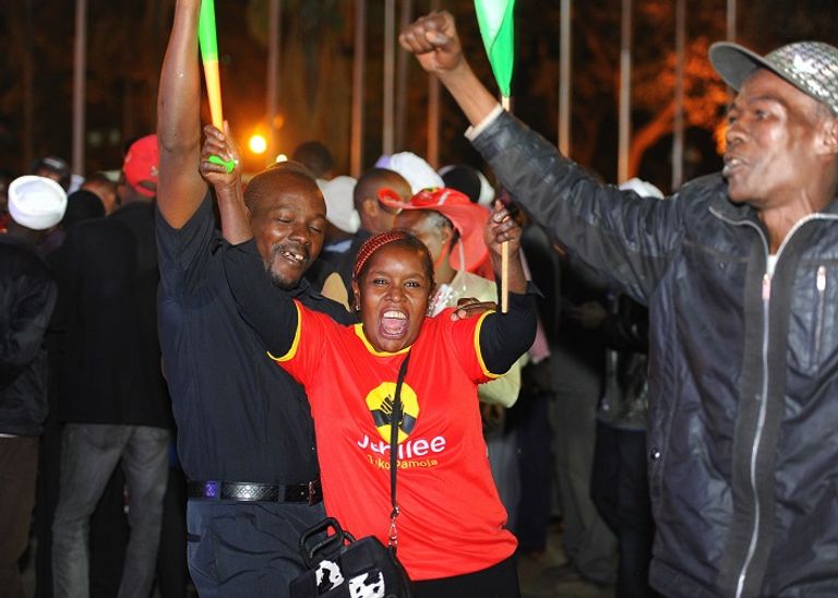 الرئيس الكيني أوهورو كينياتا على اليسار عقب الفوز بالانتخابات