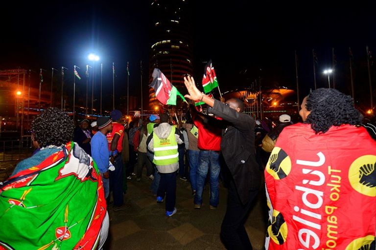 الرئيس الكيني أوهورو كينياتا على اليسار عقب الفوز بالانتخابات