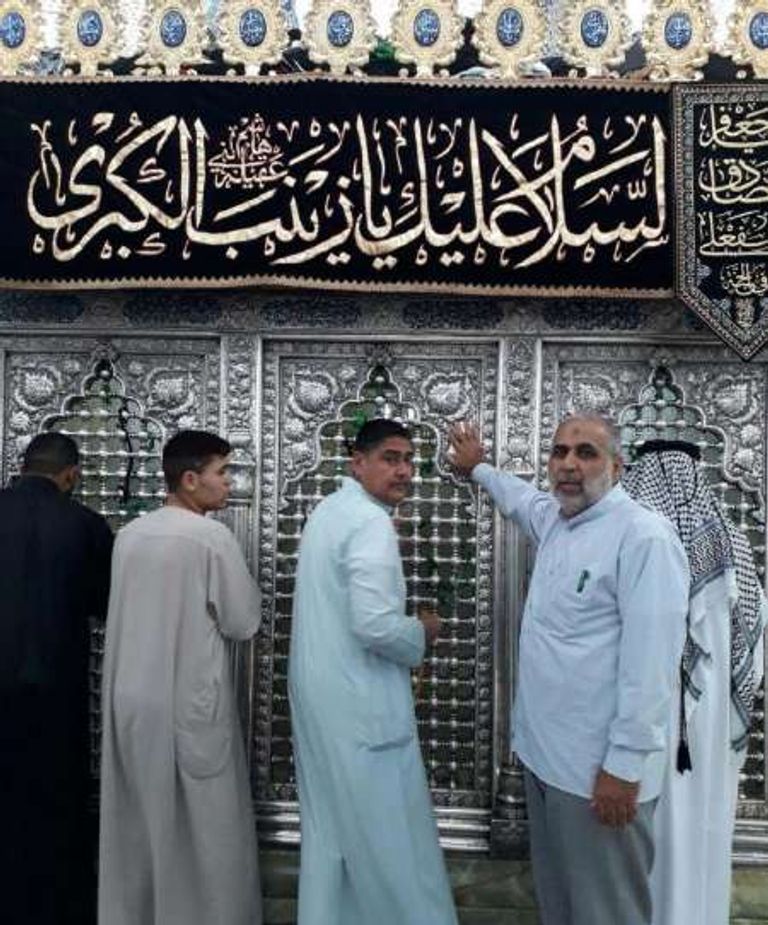 صورة للقتيل أمام أحد المزارات التي يتحججون بحمايتها في نشر الحروب