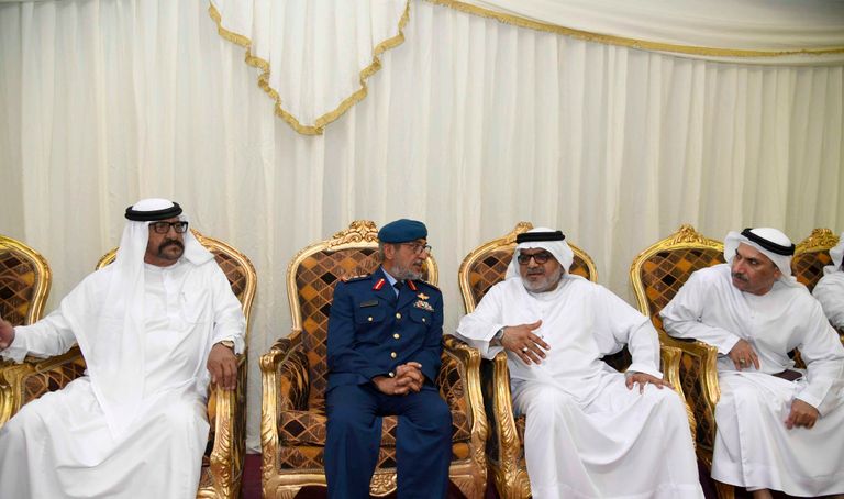 الفريق الركن حمد محمد ثاني الرميثي مع أسرة الشهيد محمد سعيد الحساني بالفجيرة