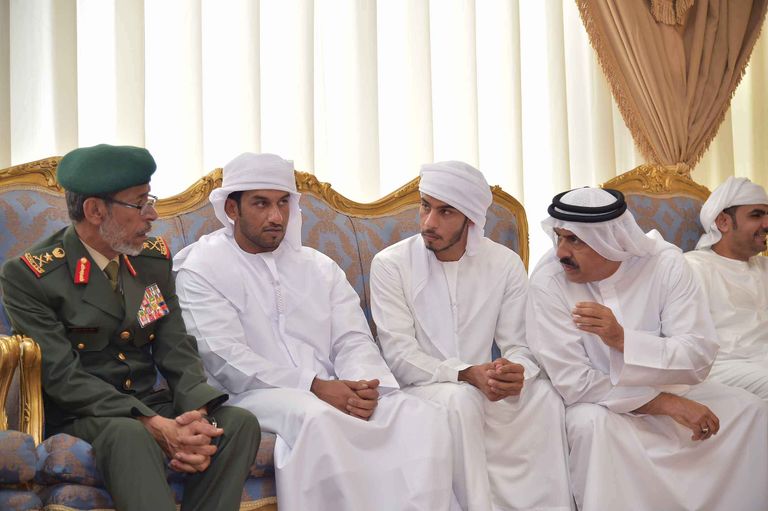 الفريق الركن حمد محمد ثاني الرميثي مع أسرة الشهيد محمد سعيد الحساني بالفجيرة