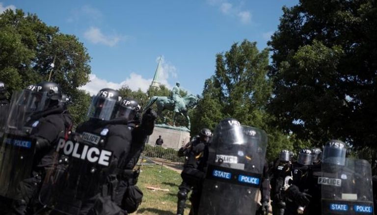الشرطة تواجه الاشتباكات في مدينة تشارلوتسفيل- رويترز
