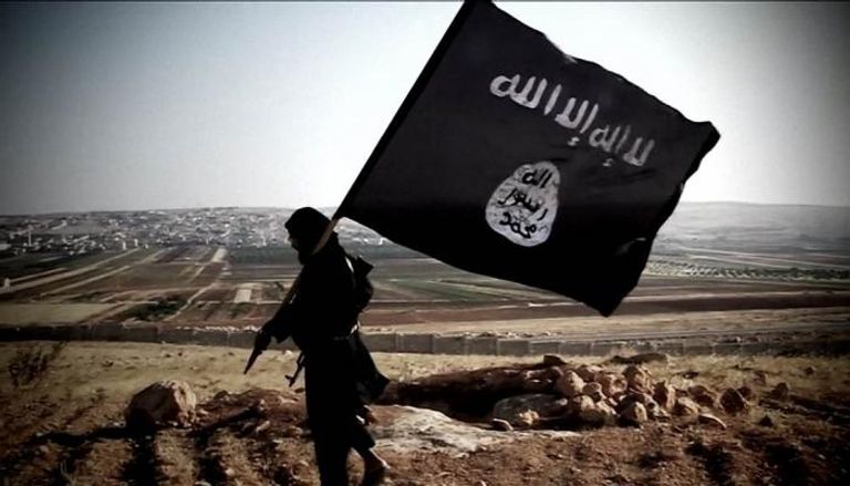 إرهابي يحمل علم داعش - أرشيفية