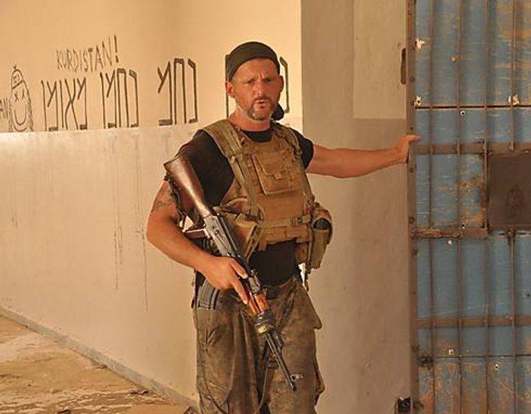 إرهابي يحمل علم داعش - أرشيفية