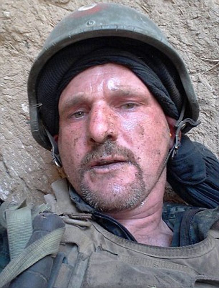 إرهابي يحمل علم داعش - أرشيفية