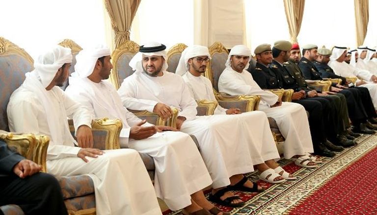 ذياب بن محمد بن زايد آل نهيان يقدم واجب العزاء في شهيد الإمارات