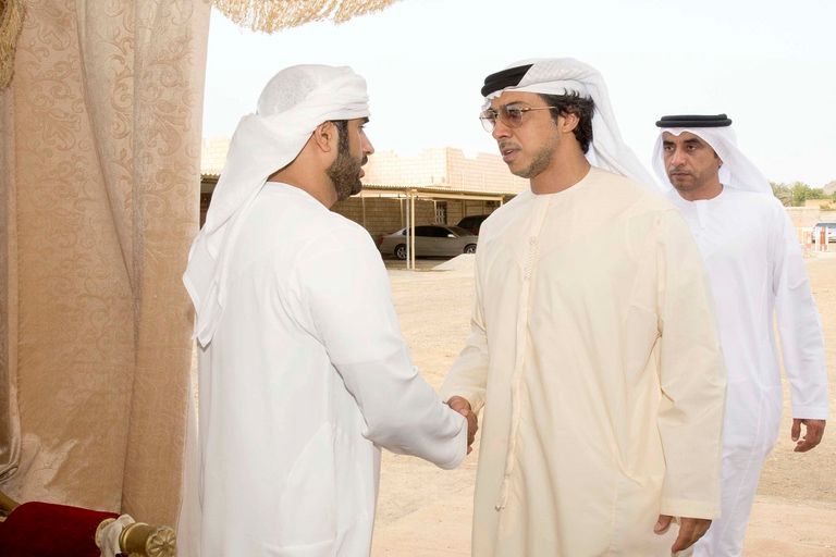 الشيخ منصور بن زايد آل نهيان يقدم واجب العزاء في أحد الشهداء