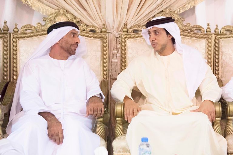 الشيخ منصور بن زايد آل نهيان يقدم واجب العزاء في أحد الشهداء