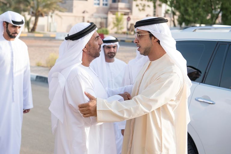 الشيخ منصور بن زايد آل نهيان يقدم واجب العزاء في أحد الشهداء