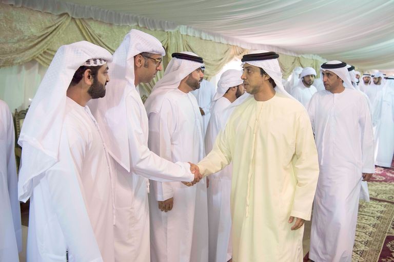 الشيخ منصور بن زايد آل نهيان يقدم واجب العزاء في أحد الشهداء