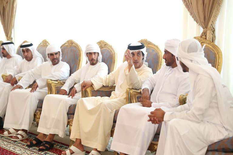 الشيخ منصور بن زايد آل نهيان يقدم واجب العزاء في أحد الشهداء