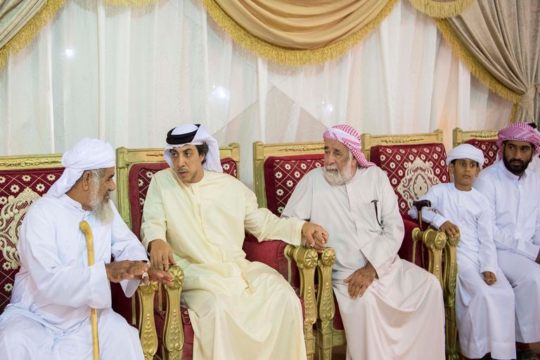 الشيخ منصور بن زايد آل نهيان يقدم واجب العزاء في أحد الشهداء