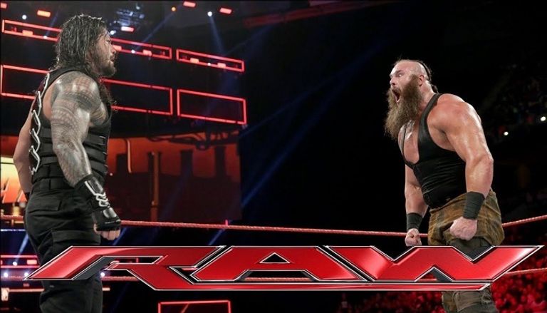 رومان رينز يقوم بحركة 