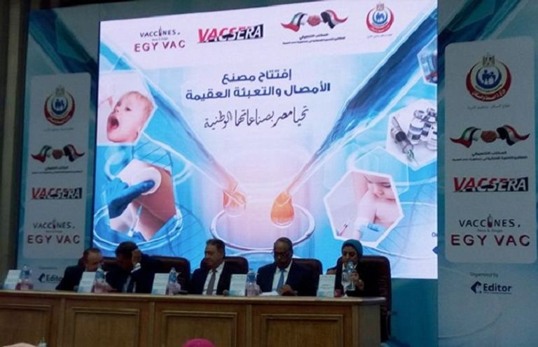 سفير الإمارات الى اليمين خلال لقائه وزير الصحة المصري