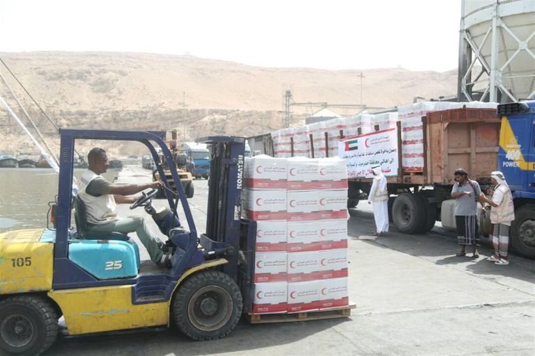 مساعدات غذائية من الهلال الأحمر الإماراتي تصل إلى اليمن