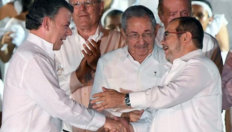 الرئيس الكولومبي وزعيم حركة فارك بعد توقيع السلام