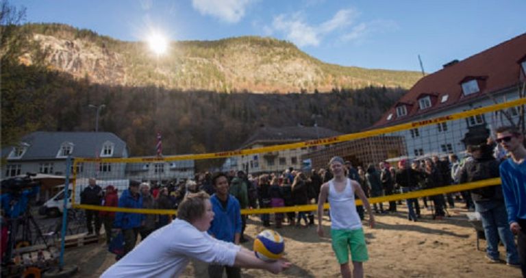 سكان البلدة يستمتعون بأشعة الشمس