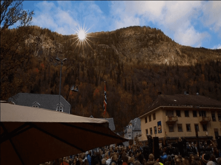 سكان البلدة يستمتعون بأشعة الشمس