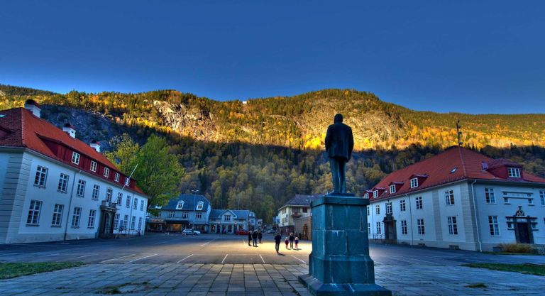 سكان البلدة يستمتعون بأشعة الشمس