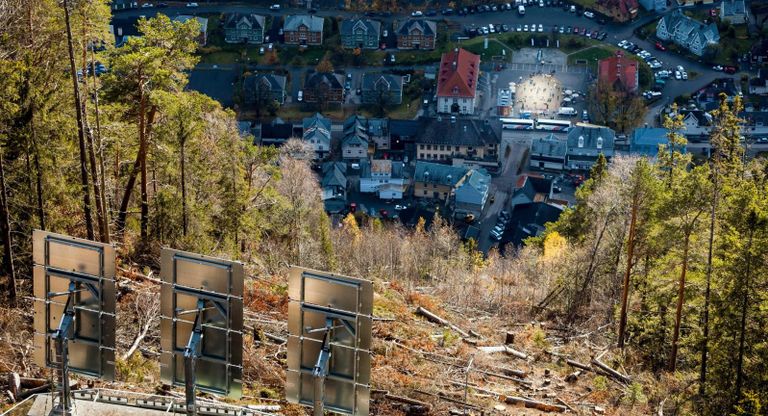 سكان البلدة يستمتعون بأشعة الشمس