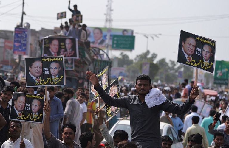 نواز شريف يحيي أنصاره- أ.ف.ب