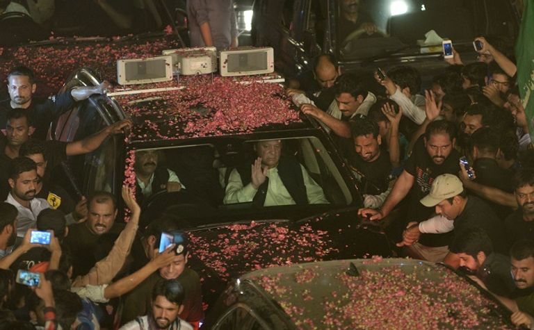 نواز شريف يحيي أنصاره- أ.ف.ب