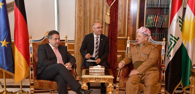 البرزاني مع وزير الخارجية الألماني وزير الخارجية الأمريكي تيلرسون (رويترز)