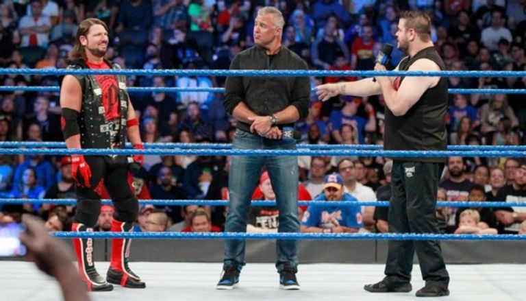 شين ماكمان يتحدث إلى كيفين أوينز وإيه جيه ستايلز