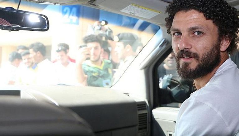 حسام غالي في السيارة وحوله جمهور النصر
