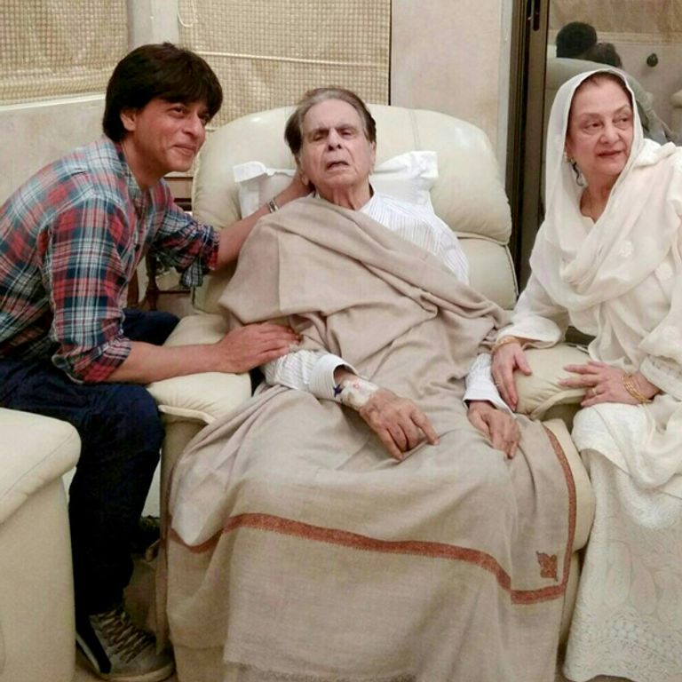 شاروخان يزور الفنان ديليب كومار بعد عودته من المستشفى